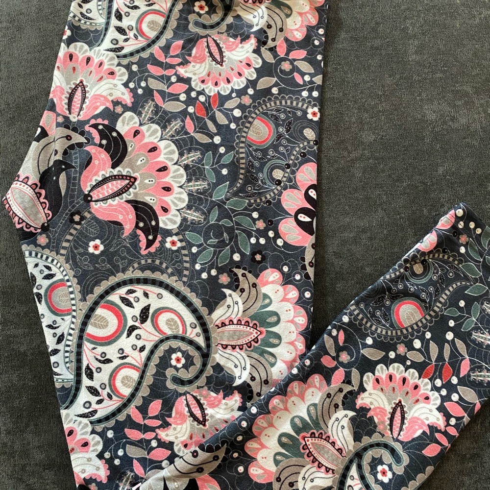 Charlie’s Project leggings floral damask. OS